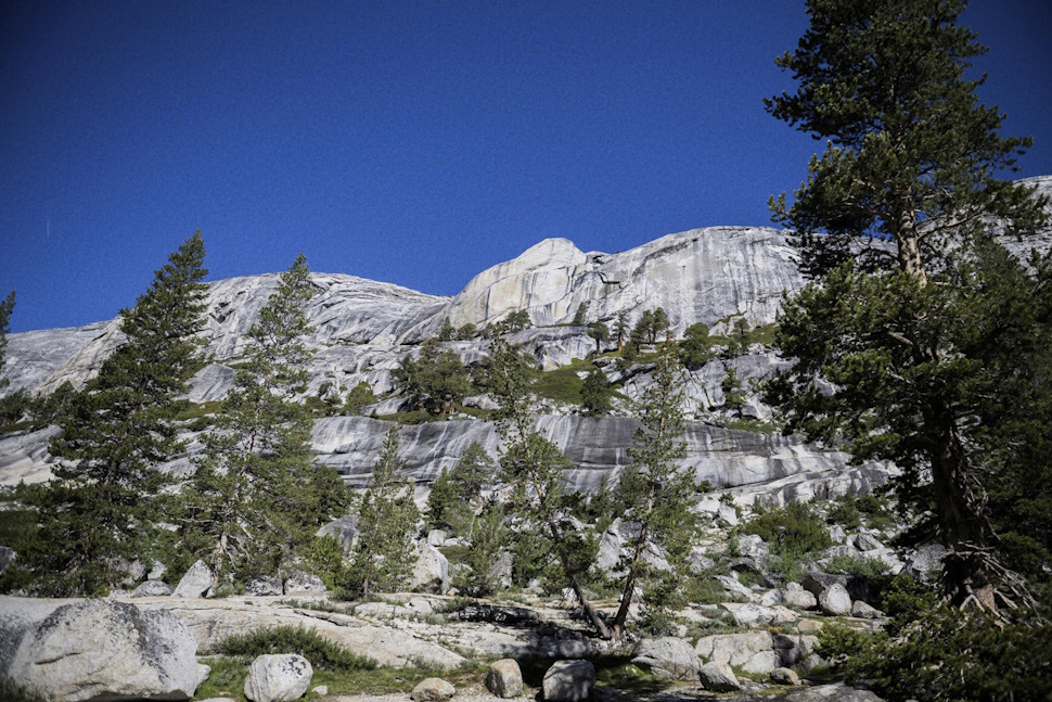 ハイウェイ沿いにそびえたつ花崗岩の壁