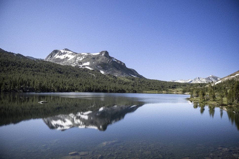 リー・ヴァイン川沿いの道を車で駆け抜けていく