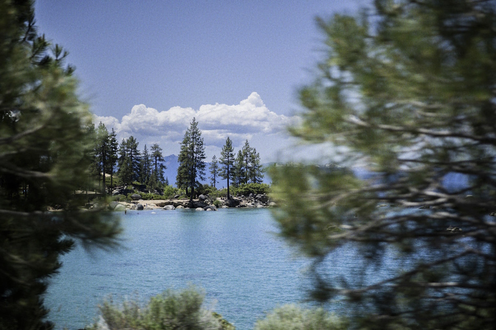 真っ青な湖と空は目が覚めるかのように眩しい