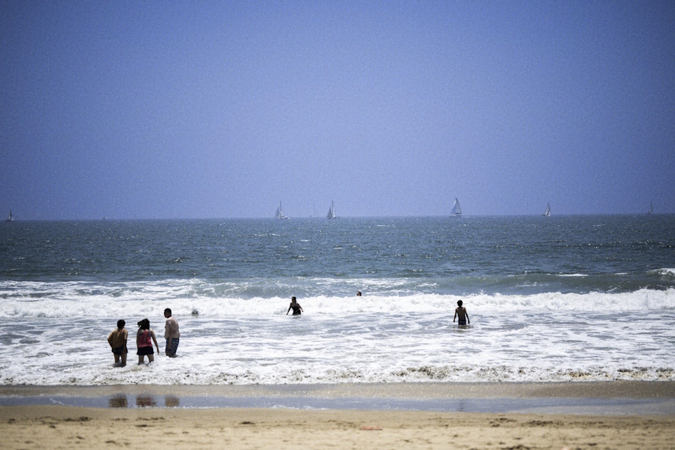 燦々と照りつける太陽の下、人々も海水浴を楽しんでいた