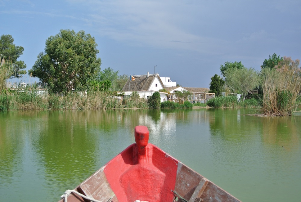 アルブフェラ湖畔にはパエリアレストランが立ち並ぶエル・パルマルという村があり、ボートで湖の周遊ができる