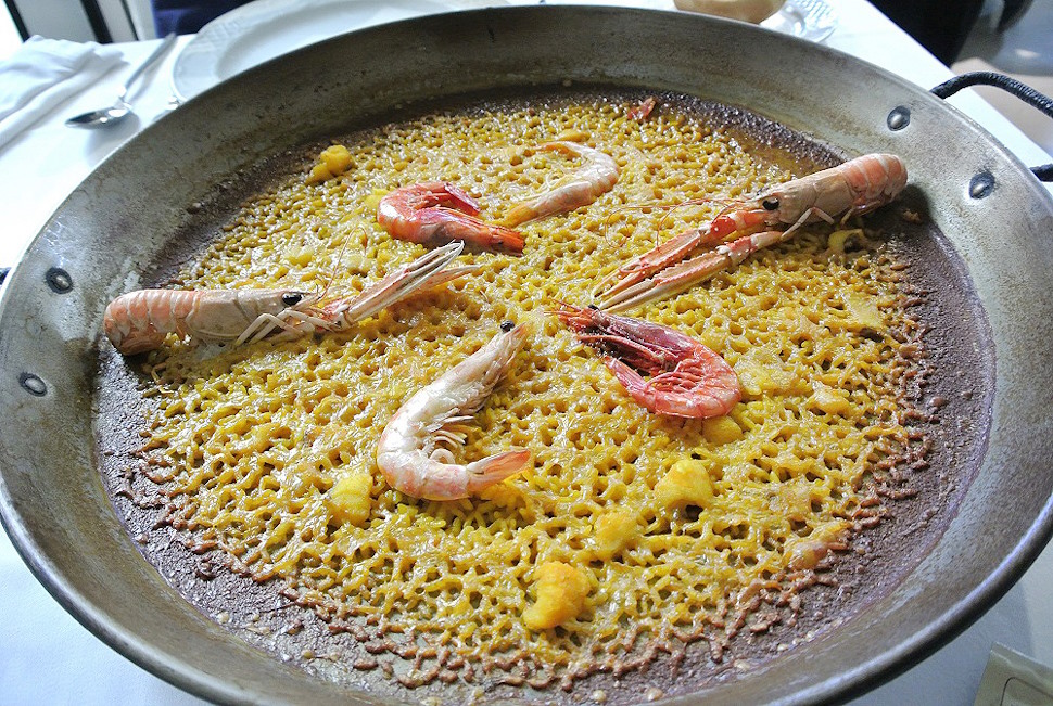 日本人から見たらシンプル過ぎる見た目の魚介パエリア。でも美味！