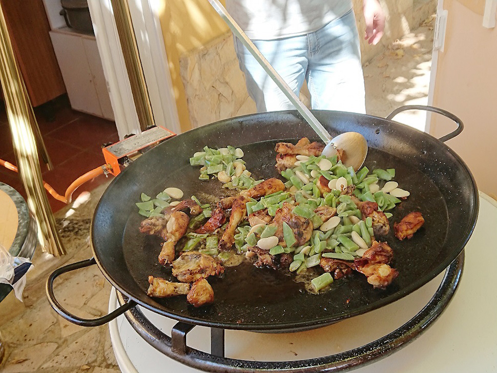 パエリアバーナーでバレンシア風パエリアの具材を炒めているところ