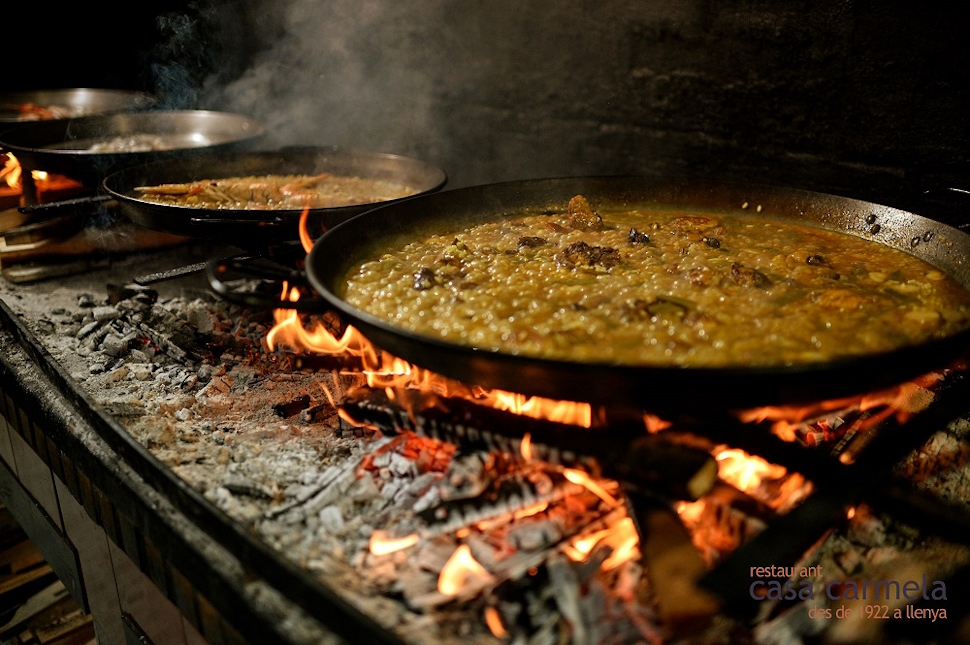 今も薪を使ってパエリアを炊くこだわりがおいしさの理由　写真提供：Casa Carmela