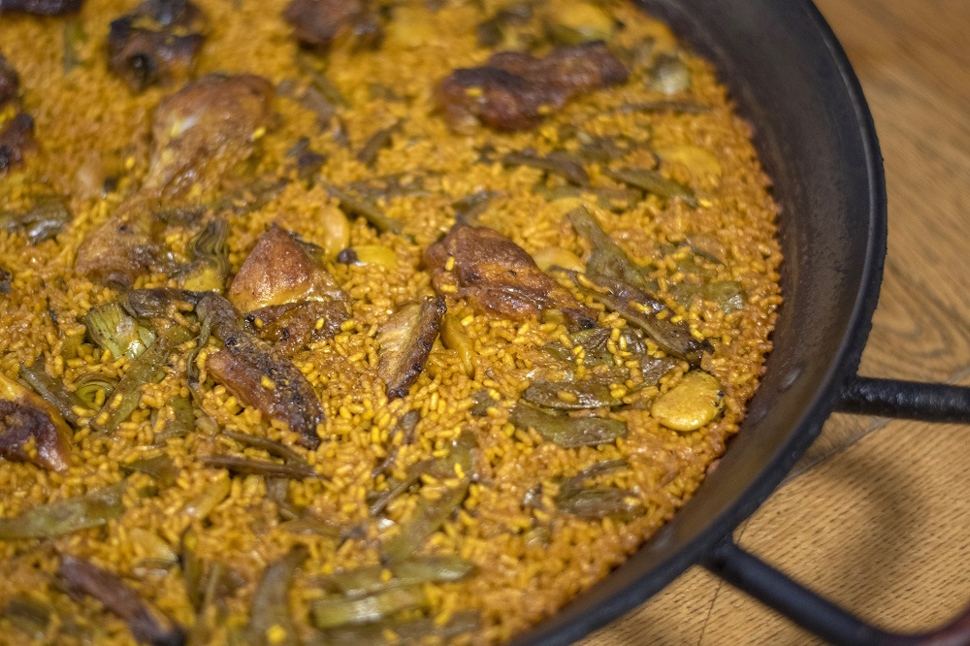 香ばしさが伝わってくるバレンシア風パエリア　撮影：Paloma Agramunt　写真提供：Goya Gallery