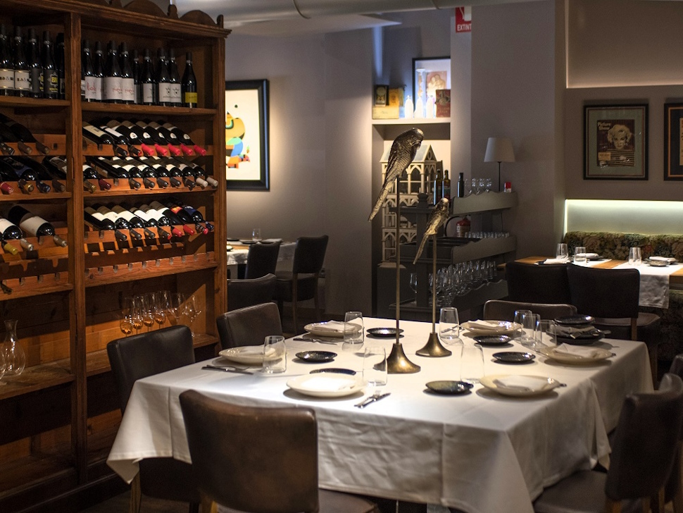 洗練されたシックなインテリアの店内　撮影：Paloma Agramunt　写真提供：Goya Gallery