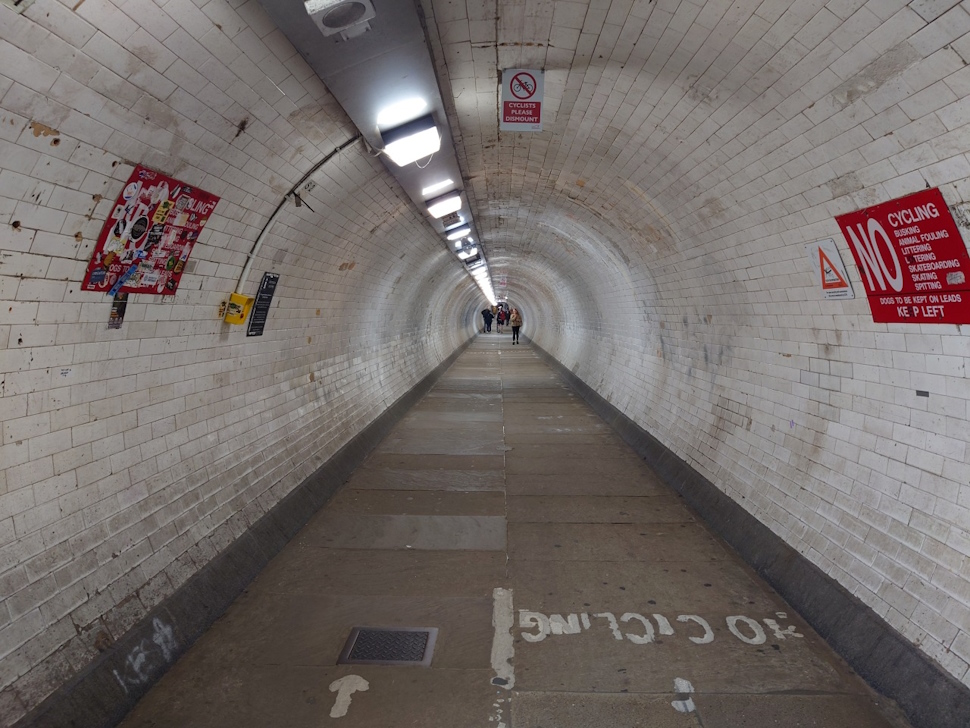 テムズ川の下を通るトンネル