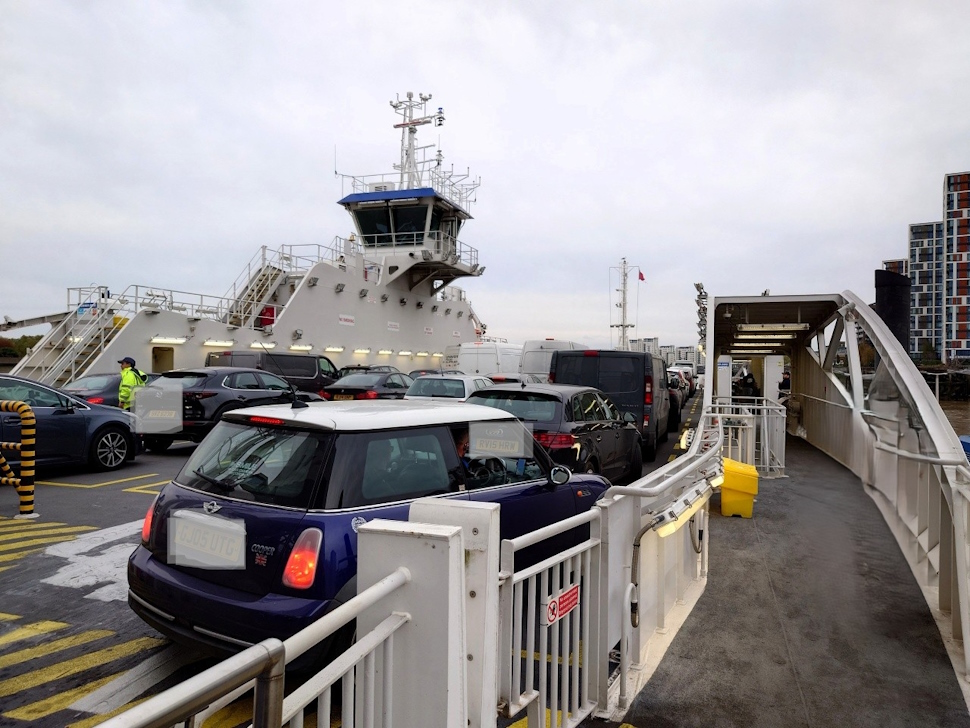 川を横断中のフェリーの様子