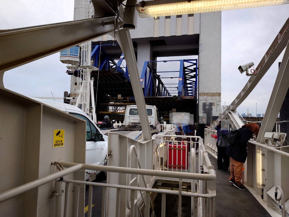 青の連結部がつけられ下船