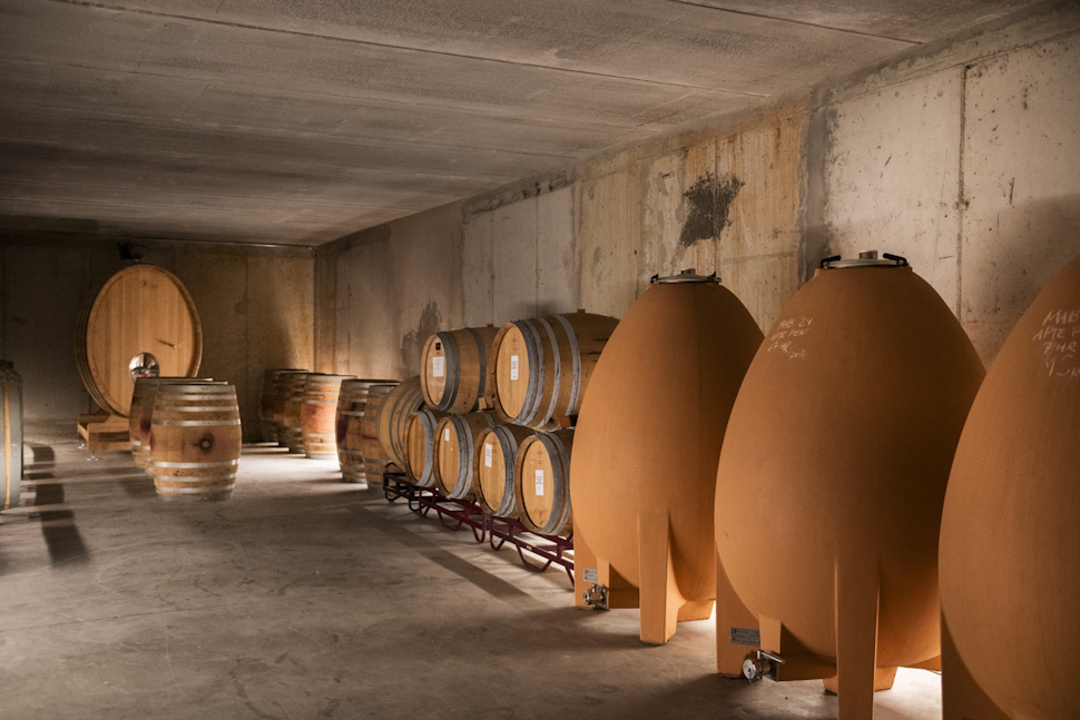 セメントでできた卵型の甕