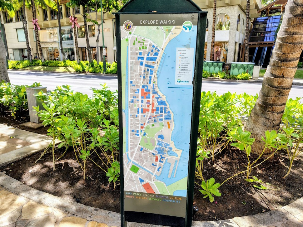 カラカウア・アベニューの歩道にあるマップ