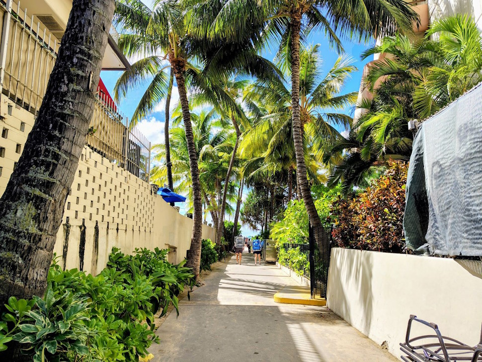 「アウトリガー・ワイキキ」横のビーチパス