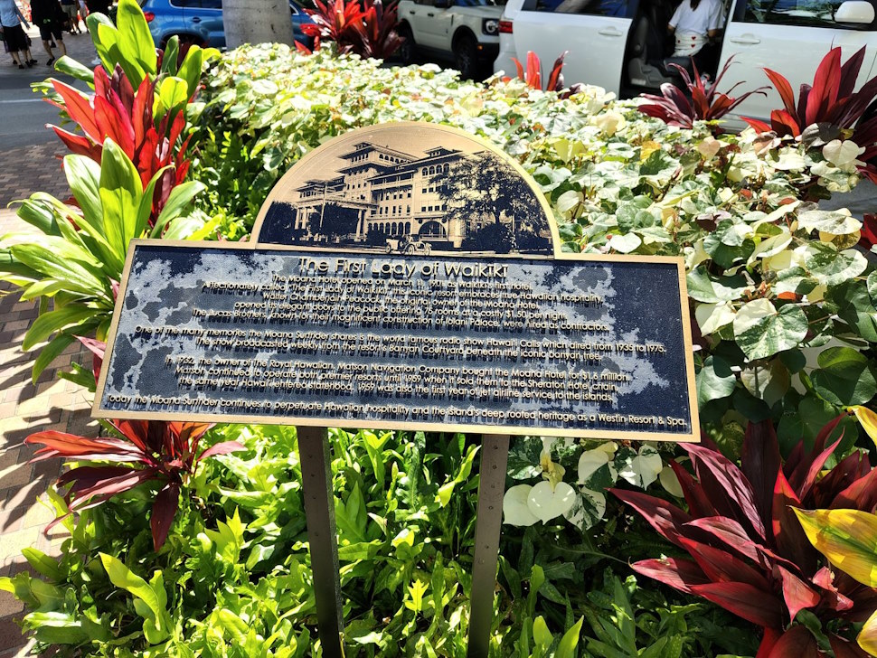 ホテルの前に小さな看板