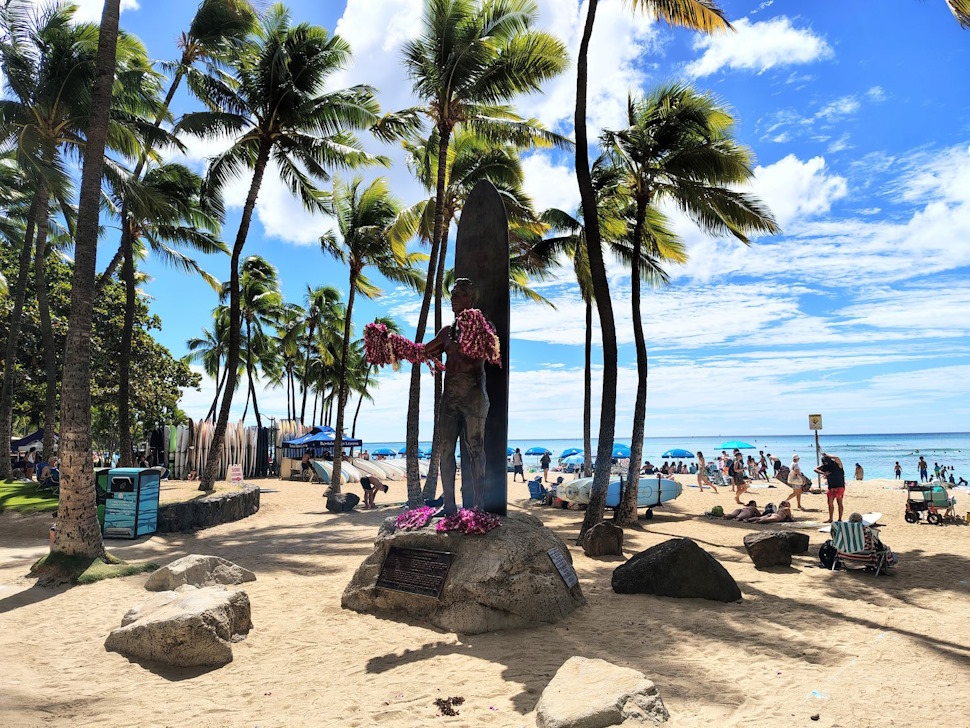 デューク・カハナモク像