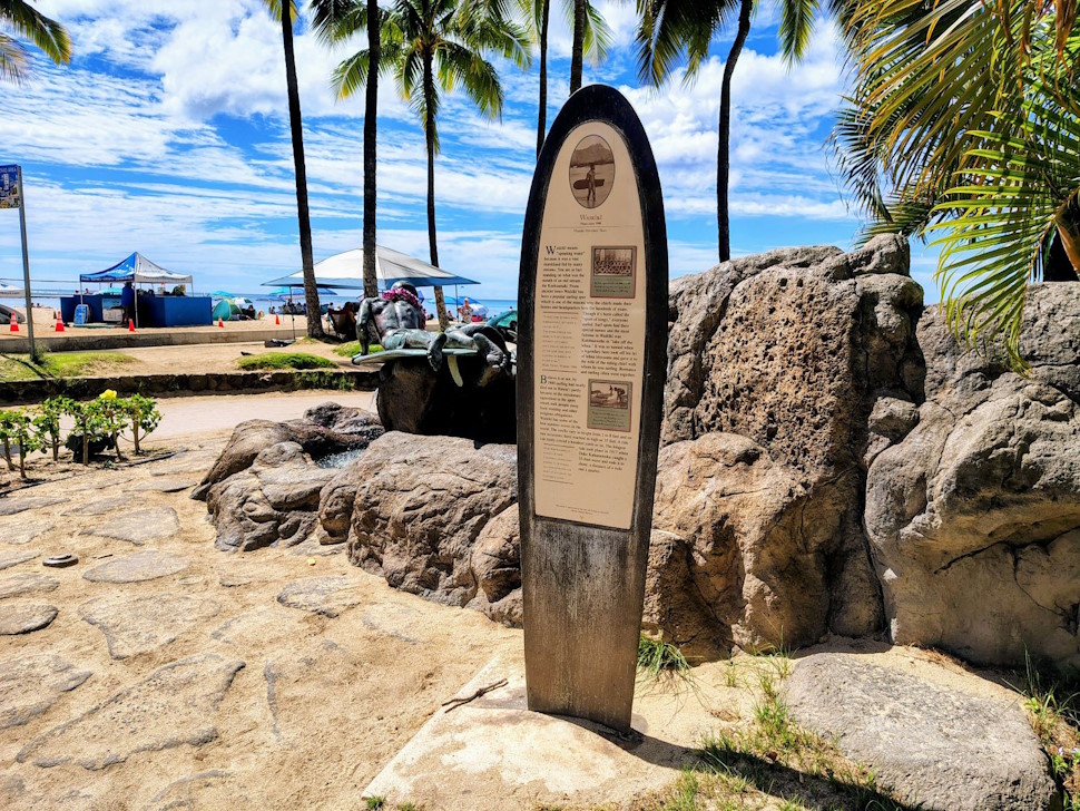 「ワイキキ」の記念碑
