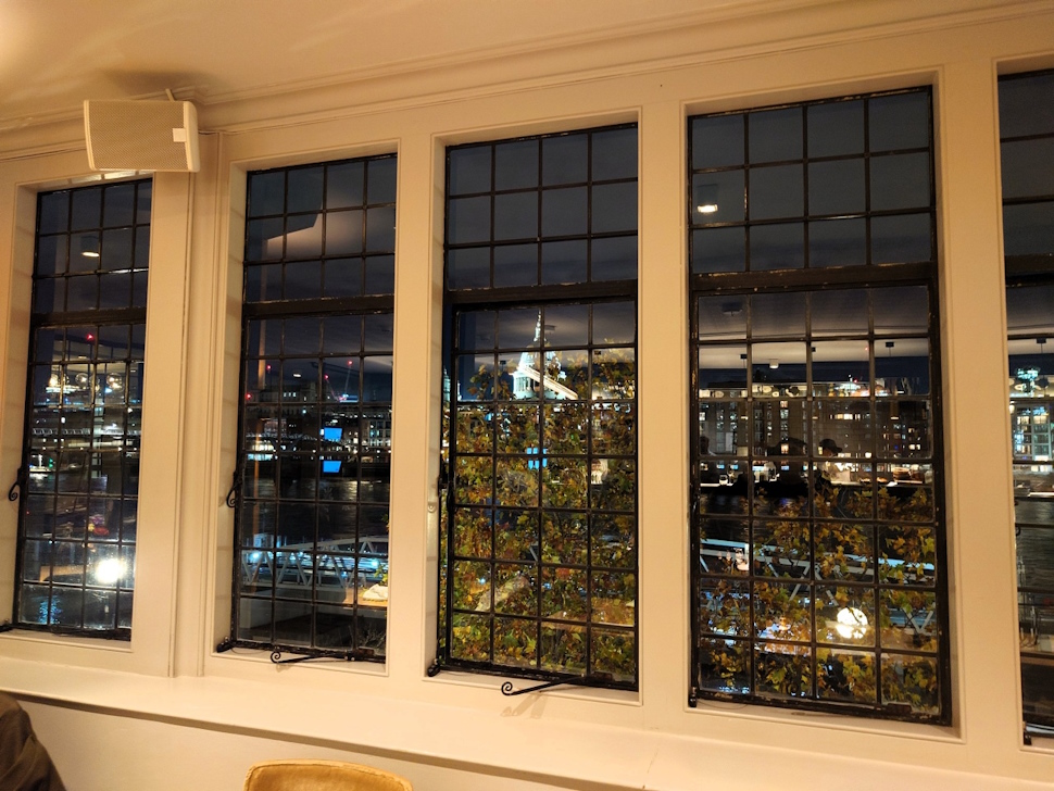 対岸のセント・ポール大聖堂