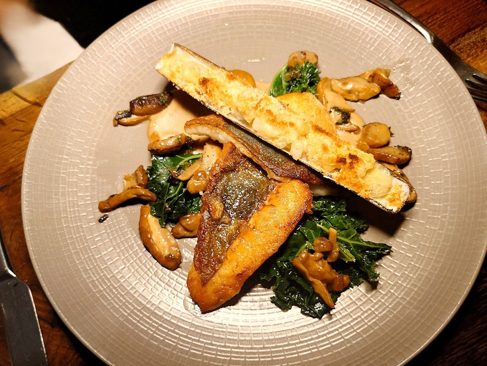 マトウダイとマテガイ＆セップ茸とクルミのソテー