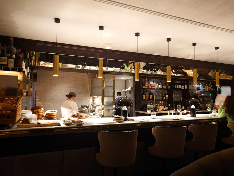 ダイニングエリアのバーカウンター