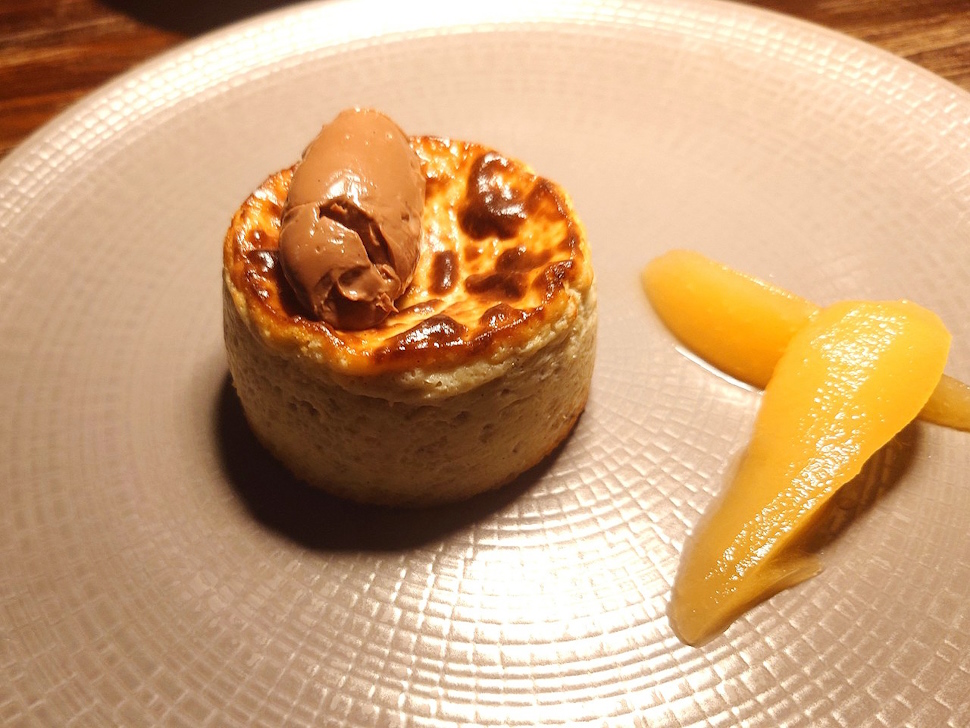 栗のベイグドチーズケーキ、チョコレートクリームと梨のキャラメリゼを添えて