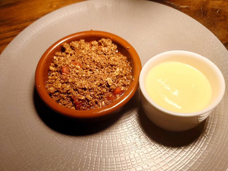 アップル＆ブラックベリーのクランブル、バニラカスタード添え