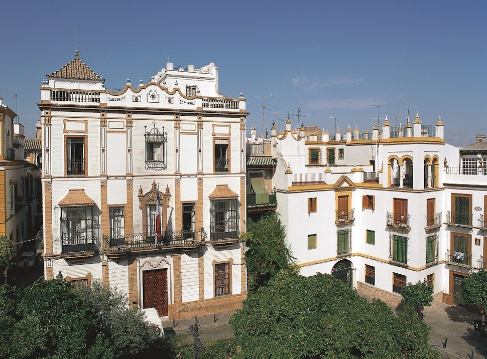 青い空に白い家が映えるサンタ・クルス街