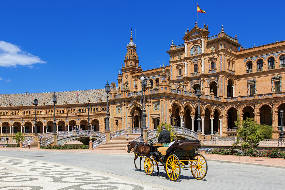 レンガと陶器タイルが特徴の半円形の建物があるスペイン広場