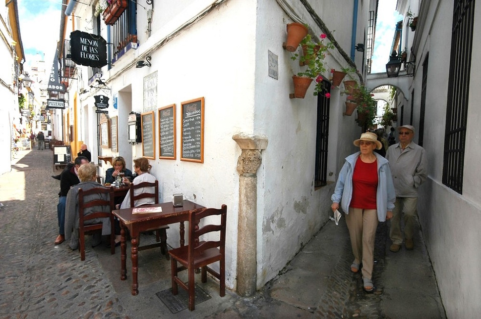 朝食・昼食・夕食や散策途中の休憩にも使える町角のバル