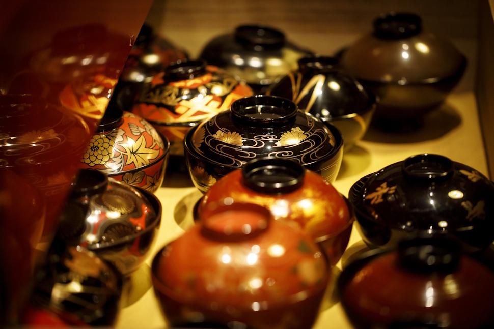 蒔絵や沈金が特徴