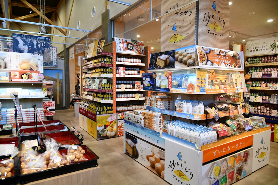 スイーツからお酒の肴までバラエティ豊富な物販コーナー