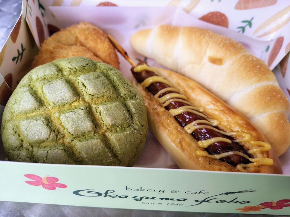 ソルト＆バターロールと抹茶メロンパン、ヤキトリ（つくね）パン、カレーパン