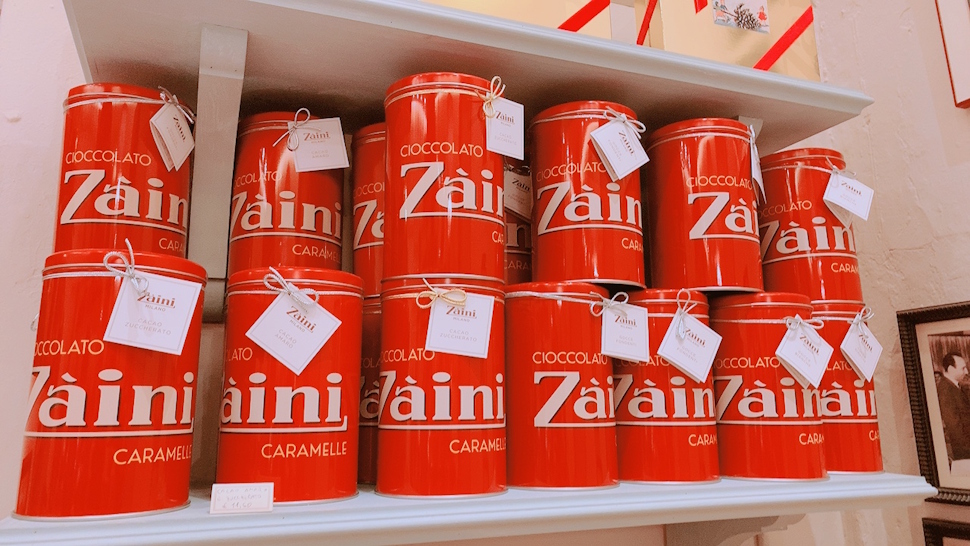 かつてココアが入った缶をギフトボックスに復刻。この赤い缶こそが名物