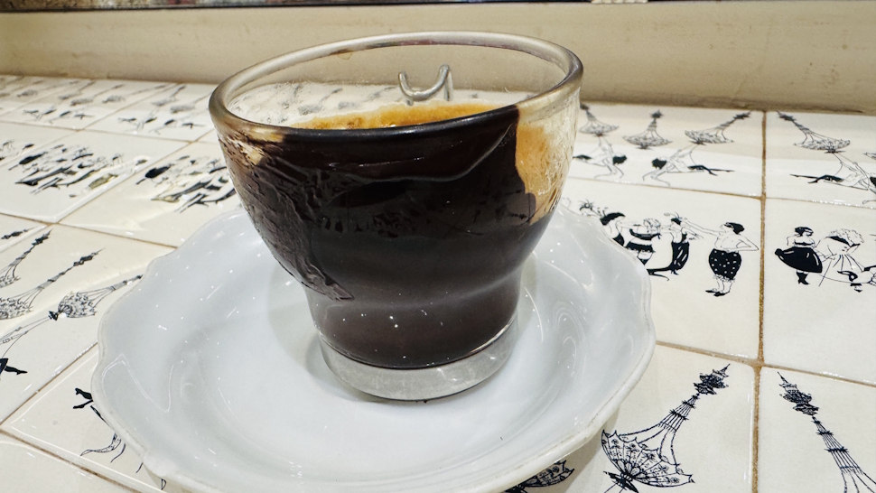 エスプレッソとチョコレート。コーヒーの苦味に、チョコレートのまろやかさと甘みが合う