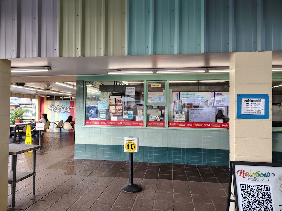 レインボー・ドライブイン店内