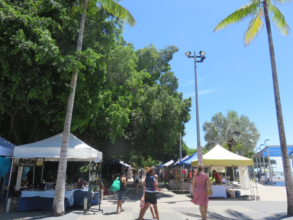 エスプラネード通りにある「青空マーケット」