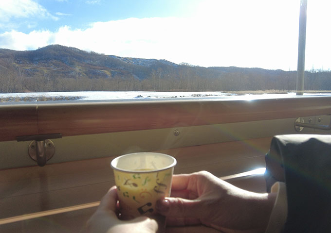 野外観察ツアーの後はセンター内でホットドリンクで暖取り