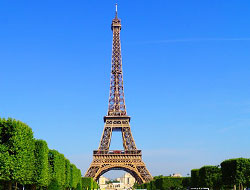 エッフェル塔の撮影ポイントで下車、タワーを背景に写真をパチリ！	