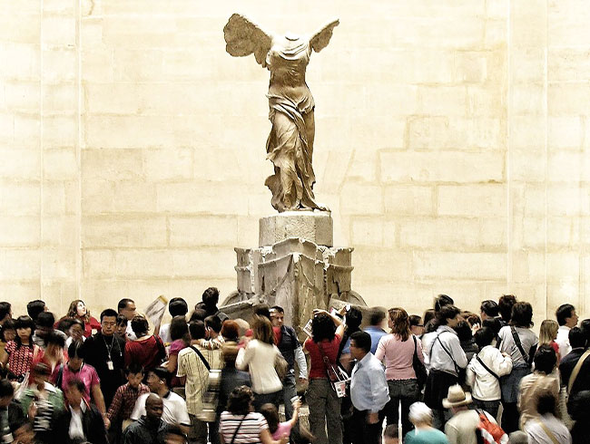 ルーブル美術館内  サモトラケのニケ