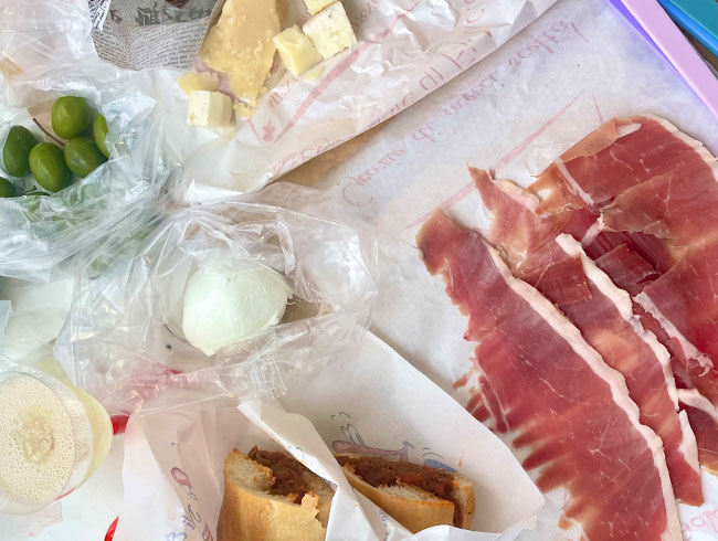 普通のパニーノとはわけが違う!やわらかーい雌牛の煮込みを挟んだジューシーなパニーノは大満足の一品!