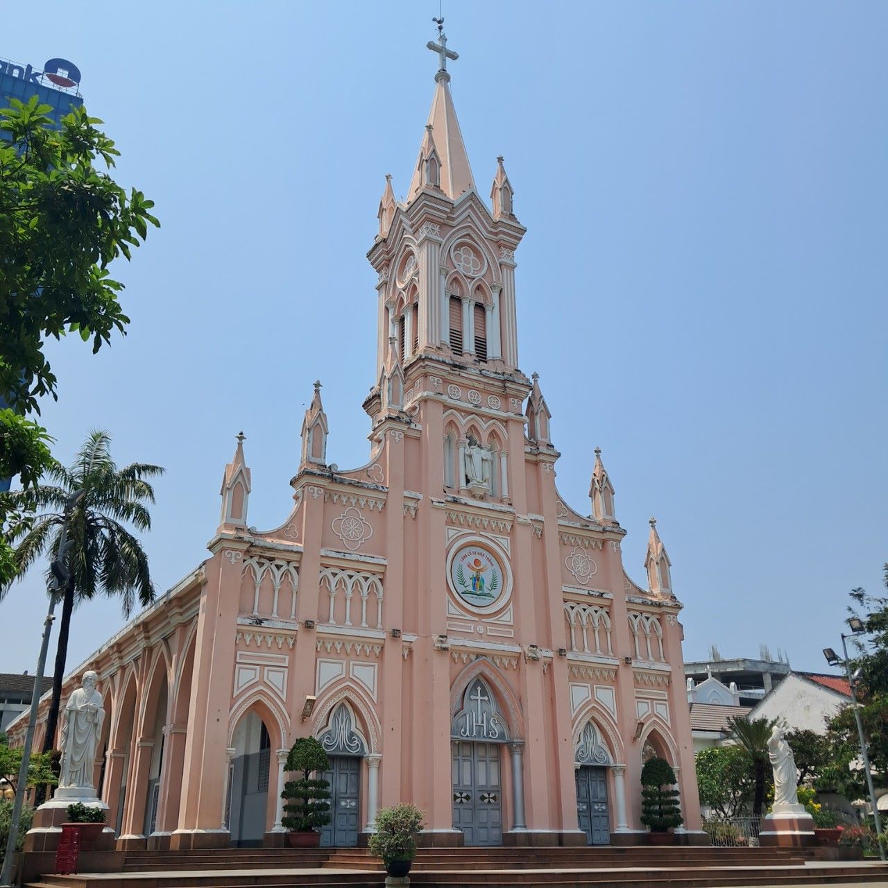 ベトナムの人気観光地ダナン＆ホイアンを専用車チャーターで満喫