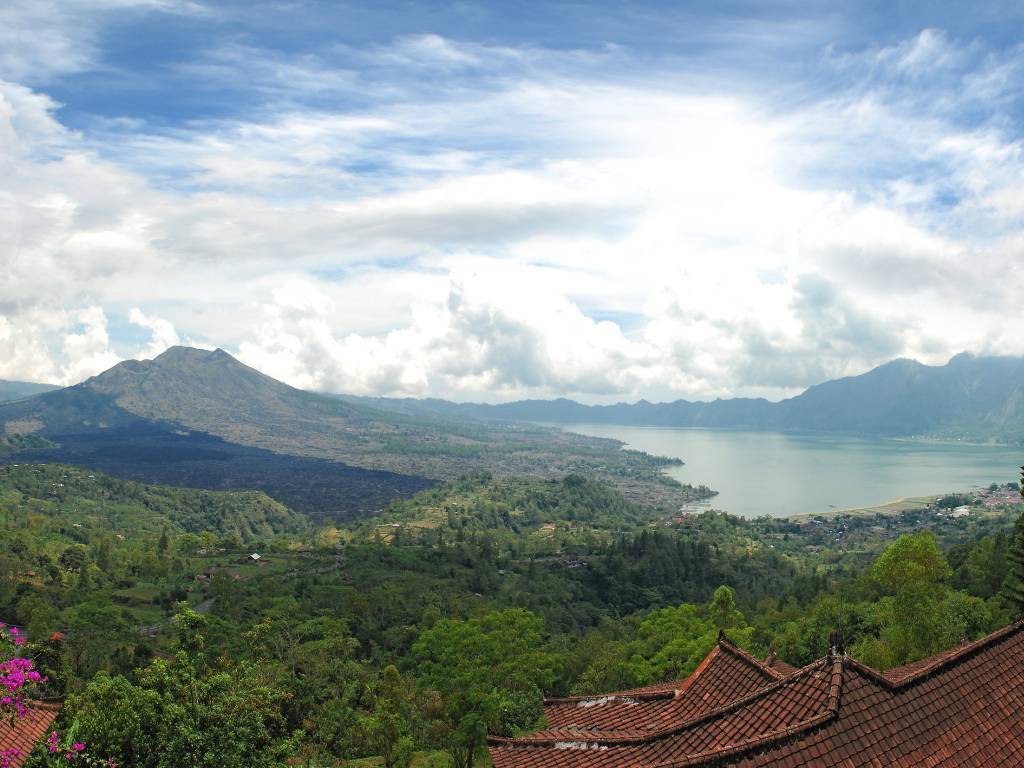 キンタマーニ高原・バトゥール山とバトゥール湖の眺め
