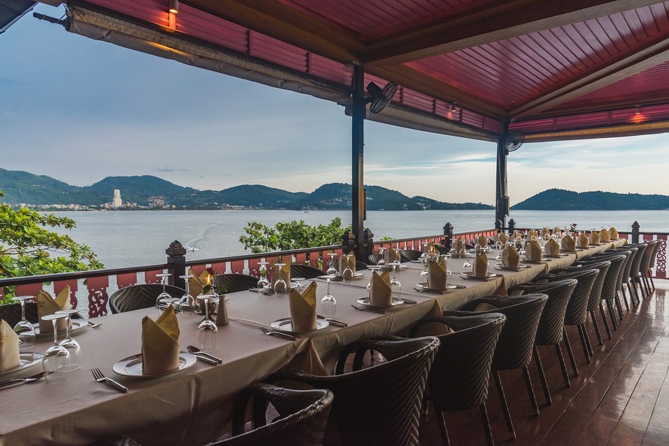 【ディナー】「バーン・リム・パ  カリム店」でタイ料理の夕食（送迎・日本語ガイド付）