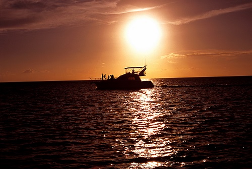 フィッシュアイ  サンセットクルーズ  海中展望塔見学とアイランドＢＢＱディナー