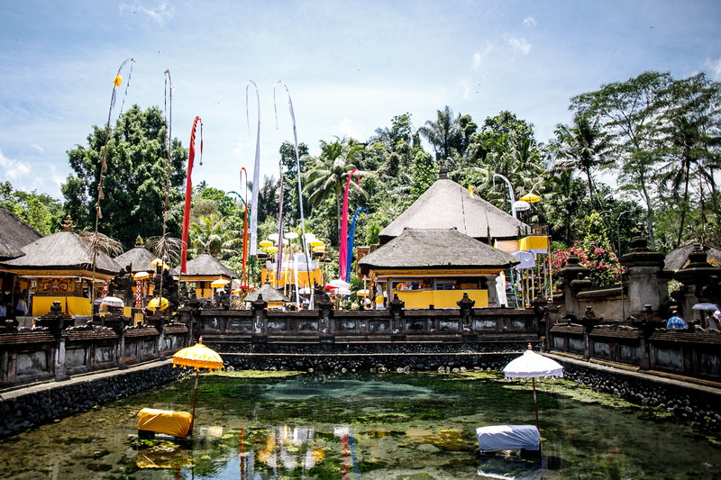 聖なる水が湧き出るティルタエンプル寺院