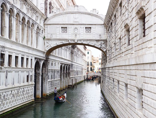 ゴンドラから眺めるベネチア。水上から忘れられない風景に出会える