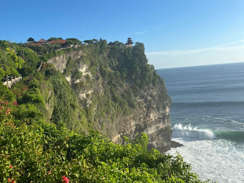 ウルワツ寺院の夕日を満喫|心が洗われるノスタルジックな景色