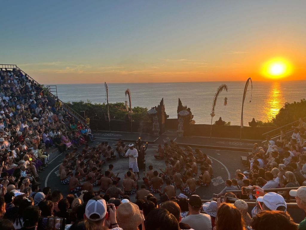 バリ島の伝統舞踊「ケチャックダンス」の鑑賞を満喫!