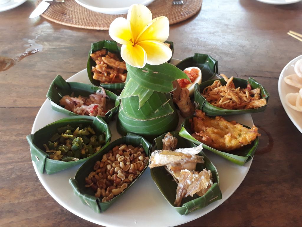 昼食は地元の新鮮な食材とスパイスを使った「バリニーズ料理」