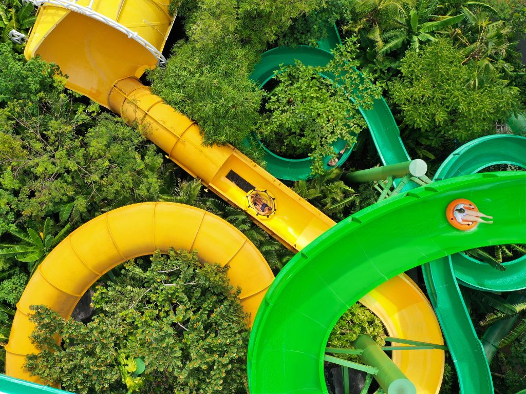 迫力のスライダー＆巨大プール！ウォーターボムバリで遊ぼう