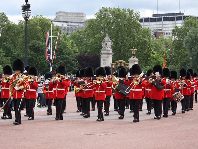 ロンドン観光で大人気の衛兵交代の行進を間近で見学！