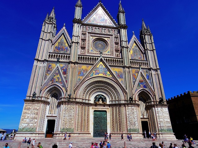 緑多くのどかなイタリアの田舎、魅力たっぷりの三か所を一日で。